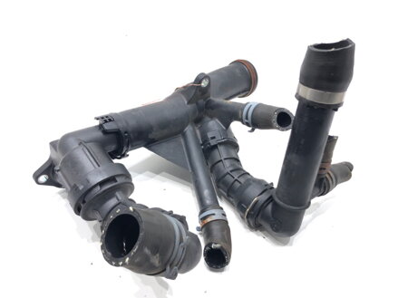HLAVNÉ POTRUBIE VODY SEAT LEON (5F1) 2012 - 2022 04L121071E