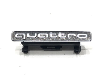 ZNAK / EMBLÉM LOGO QUATTRO MASKY CHLADIČA PREDNÝ AUDI A8 D5 (4N2, 4N8) 2017 - 2022