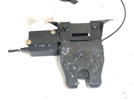 SERVOMOTOR / VZPERA ZÁMKU VEKA BATOŽINOVÉHO PRIESTORU BMW 5 (E39) 1995 - 2003 8168892