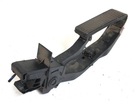 PLYNOVÝ PEDÁL MERCEDES-BENZ CLASS E (W211) 2002 - 2009 A2033000104