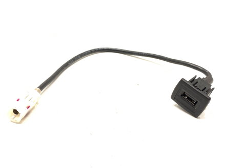 ZÁSUVKA / ULOŽENIE USB MERCEDES-BENZ CLASS E (W212) 2009 - 2016 1728200515