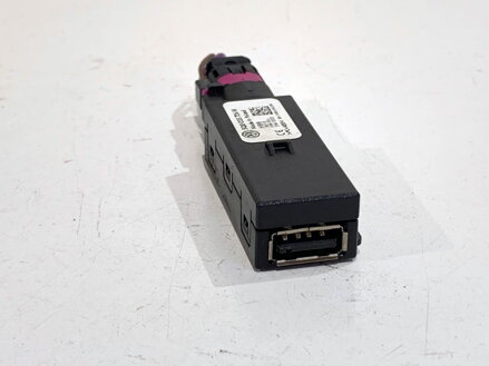 ZÁSUVKA / ULOŽENIE USB SKODA FABIA III KOMBI (NJ5) 2014 - 2022 5Q0035726M ZÁSUVKA / ULOŽENIE USB SKODA FABIA III KOMBI (NJ5) 2014 - 2022 5Q0035726M