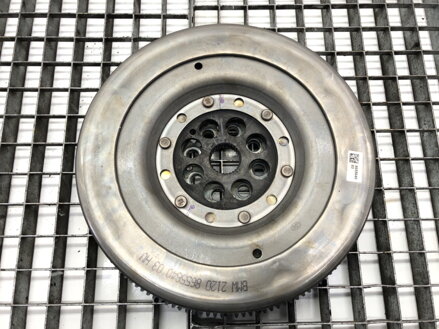 Koleso dvojhmotnostné BMW 2 Gran Coupe (F44) 2019 - 2022 8655640