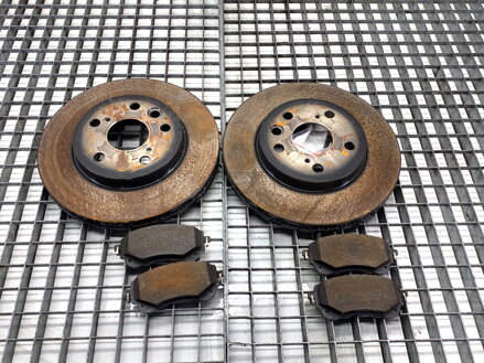 Kotúče brzdové predný platničky / doštičky (BRZDOVÉ) sada Lexus LBX (_AYH1_, _AYA1_) 2023 -