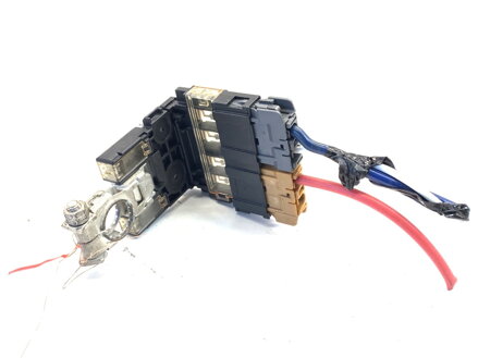 PÓL / svorka (BATÉRIE) plus Infiniti Q50 2013 - 2022