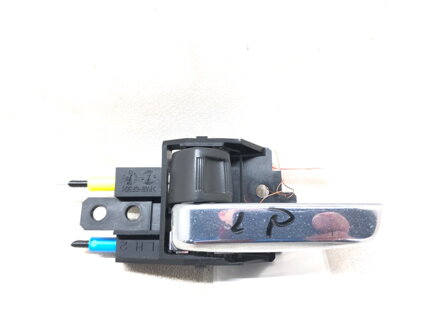 Kľučka predná ľavá vnútorná Mitsubishi Outlander III (GG_W, GF_W, ZJ, ZL, ZK) 2010 - 2022