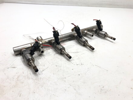 Vstrekovacia rampa Audi A4 B8 (8K2) 2007 - 2015 06H133317D 0261500164