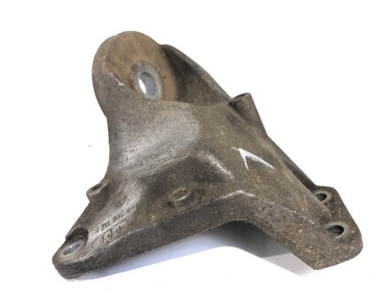 Držiak prevodovky prevodov Audi A6 C6 Avant (4F5) 2004 - 2011 4F0399113B