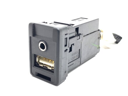 Zásuvka / uloženie USB Toyota Yaris (_P13_) 2010 - 2022