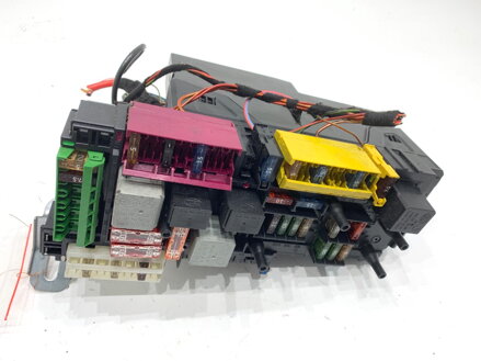 Poistková skrinka Mercedes-benz CLS (C218) 2011 - 2017 2129060505