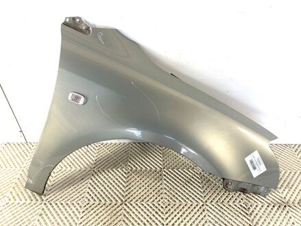 Blatník pravý predný Toyota Avensis Sedan (_T25_) 2003 - 2008