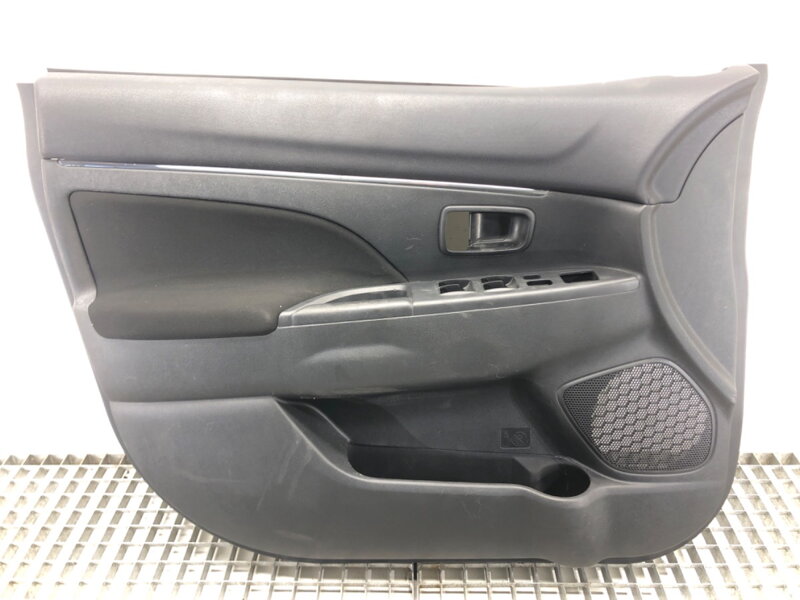 TAPACÍR DVERÍ PREDNÝ ĽAVÝ ČALÚNENIE MITSUBISHI OUTLANDER III (GG_W, GF_W, ZJ, ZL, ZK) 2010 - 2022