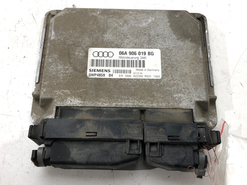 RIADIACA JEDNOTKA MOTORA AUDI A3 (8L1) 1996 - 2006 06A906019BG
