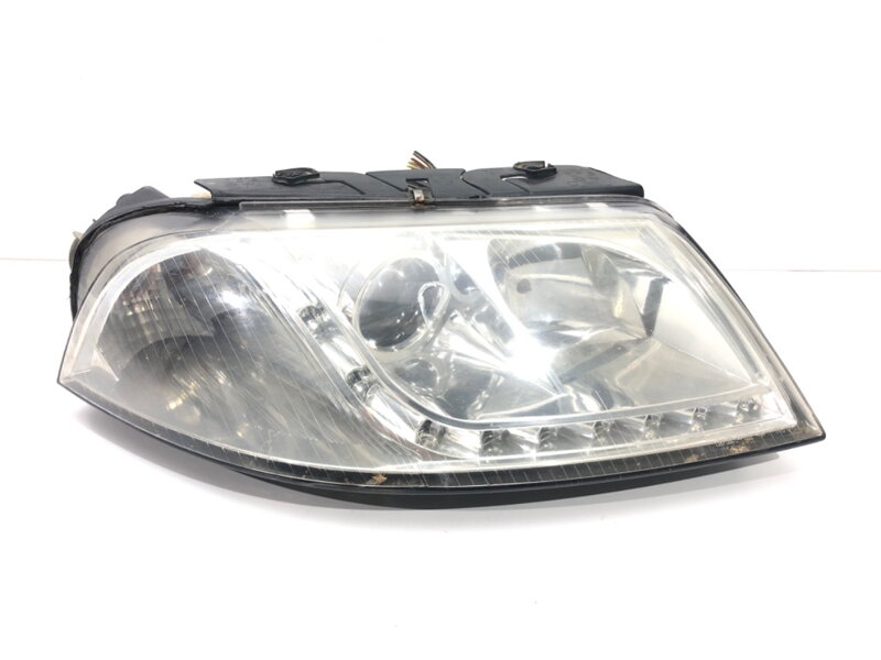 SVETLO PRAVÉ PREDNÉ LED VW PASSAT B5.5 VARIANT (3B6) 2000 - 2005 SVETLO PRAVÉ PREDNÉ LED VW PASSAT B5.5 VARIANT (3B6) 2000 - 2005