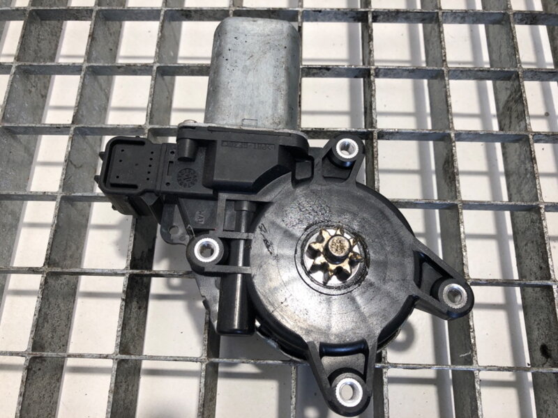 MOTOR ZDVIHANIA OKNÁ ĽAVÝ PREDNÝ RENAULT TRUCKS D 2013 - 2022