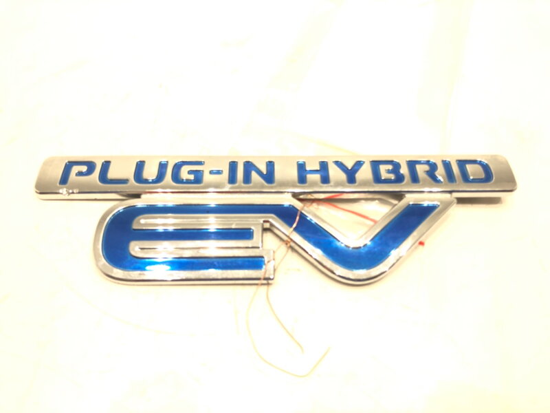 ZNAK / EMBLÉM PLUG (konektor) IN HYBRID MITSUBISHI OUTLANDER III (GG_W, GF_W, ZJ, ZL, ZK) 2010 - 2022 PLUG IN HYBRID