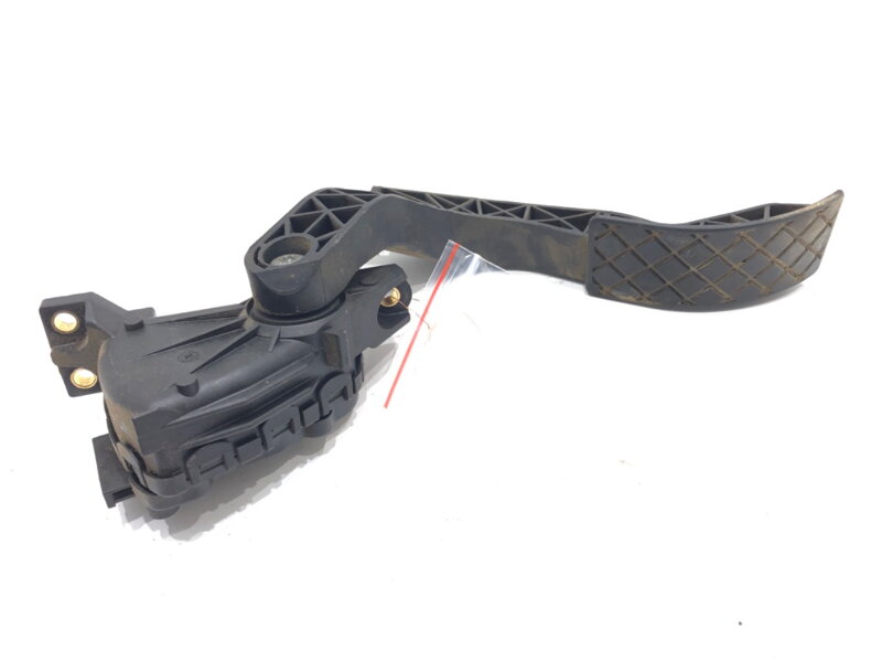 PLYNOVÝ PEDÁL AUDI A4 B5 (8D2) 1994 - 2001 8D1721523A