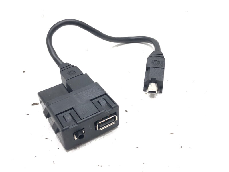 ZÁSUVKA / ULOŽENIE USB OPEL ASTRA J GTC 2011 - 2022 13360040