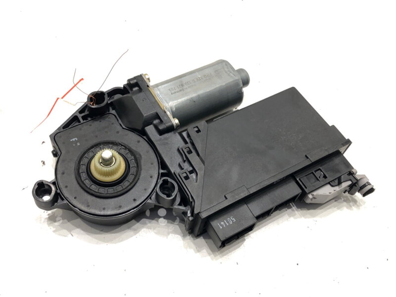MOTORČEK ZDVIHANIA OKNÁ PREDNÝ ĽAVÝ AUDI A4 B6 (8E2) 2000 - 2005 8E2959801B