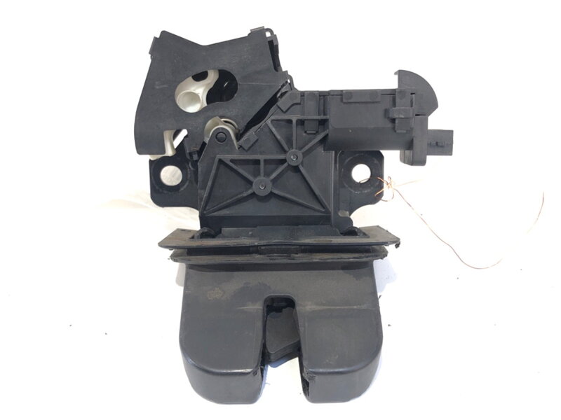 ZÁMOK VEKA BATOŽINOVÉHO PRIESTORU ZADNÝ AUDI A6 C6 AVANT (4F5) 2004 - 2011 8P4827505D