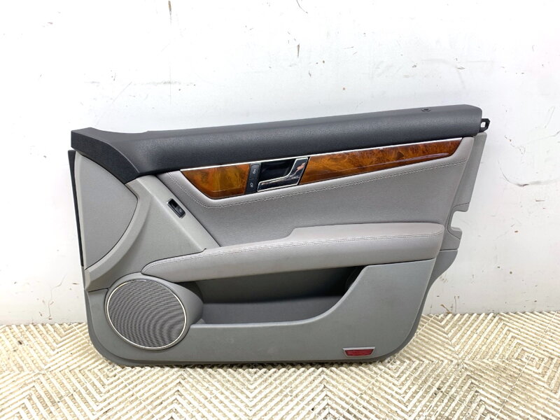 TAPACÍR DVERÍ PRAVÝ PREDNÝ MERCEDES-BENZ CLASS C (W204) 2007 - 2015