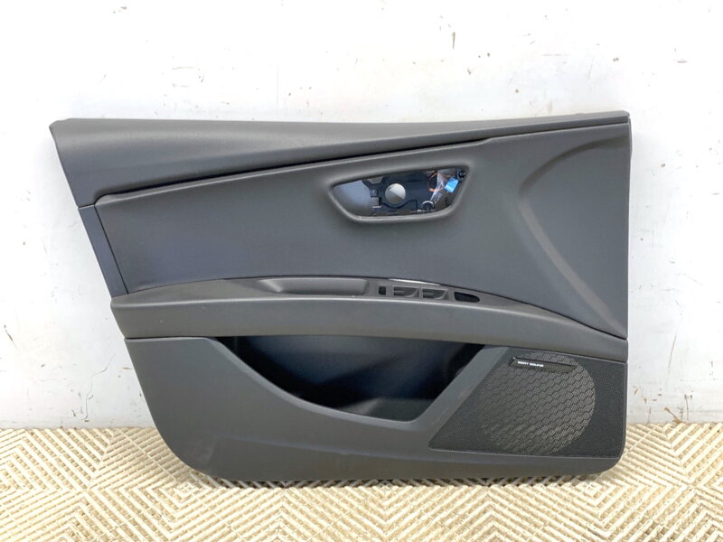 TAPACÍR DVERÍ ĽAVÝ PREDNÝ SEAT LEON (5F1) 2012 - 2022 TAPACÍR DVERÍ ĽAVÝ PREDNÝ SEAT LEON (5F1) 2012 - 2022