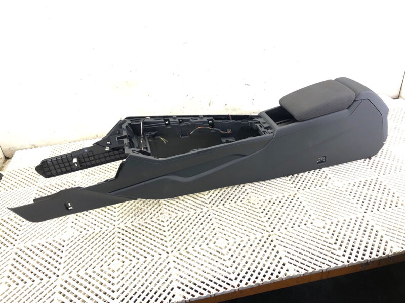 TUNEL STREDOVÝ S LAKŤOVOU OPIERKOU AUDI A4 B9 AVANT (8W5, 8WD) 2015 - 2025