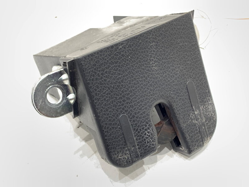 ZÁMOK VEKA BATOŽINOVÉHO PRIESTORU ZADNÝ VW GOLF V (1K1) 2003 - 2010 ZÁMOK VEKA BATOŽINOVÉHO PRIESTORU ZADNÝ VW GOLF V (1K1) 2003 - 2010