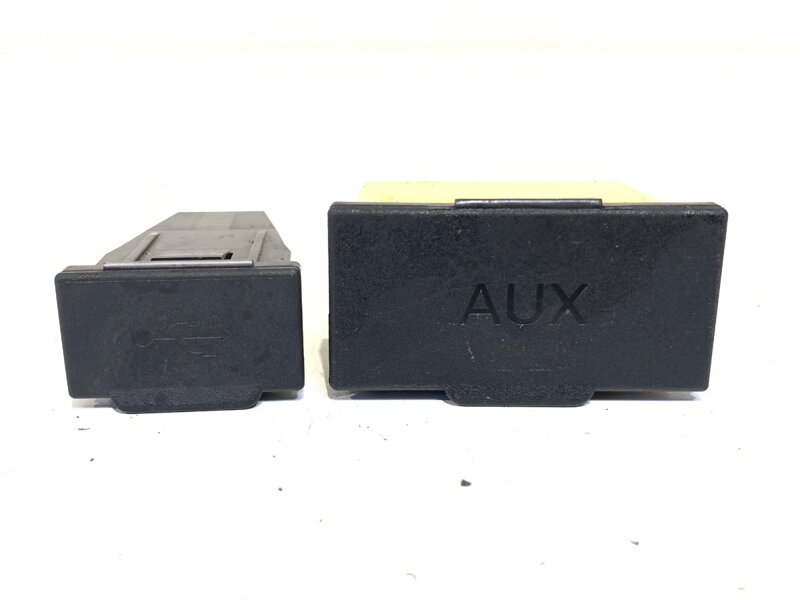 ZÁSUVKA / ULOŽENIE AUX USB MITSUBISHI LANCER VIII (CY_A, CZ_A) 2007 - 2022 ZÁSUVKA / ULOŽENIE AUX USB MITSUBISHI LANCER VIII (CY_A, CZ_A) 2007 - 2022