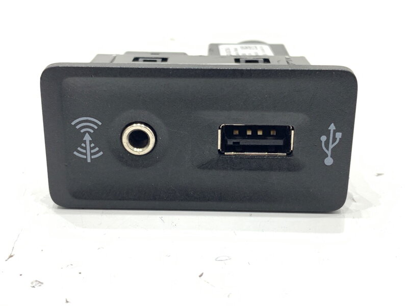 ZÁSUVKA / ULOŽENIE USB VW PASSAT B8 VARIANT (3G5, CB5) 2014 - 2022 5G0035222H ZÁSUVKA / ULOŽENIE USB VW PASSAT B8 VARIANT (3G5, CB5) 2014 - 2022 5G0035222H