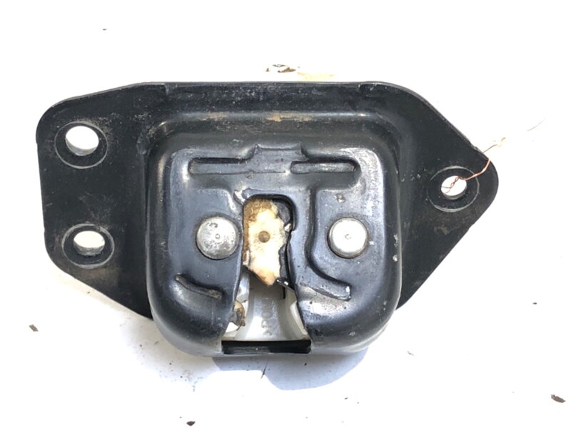 ZÁMOK VEKA BATOŽINOVÉHO PRIESTORU ZADNÝ NISSAN JUKE (F15) 2010 - 2022 ZÁMOK VEKA BATOŽINOVÉHO PRIESTORU ZADNÝ NISSAN JUKE (F15) 2010 - 2022