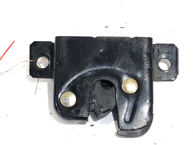 ZÁMOK VEKA BATOŽINOVÉHO PRIESTORU ZADNÝ VW PASSAT B5.5 (3B3) 2000 - 2005 ZÁMOK VEKA BATOŽINOVÉHO PRIESTORU ZADNÝ VW PASSAT B5.5 (3B3) 2000 - 2005