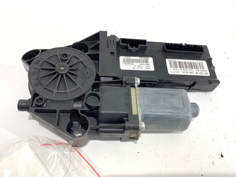 MOTOR ZDVIHANIA OKNÁ ĽAVÝ PREDNÝ RENAULT MEGANE III LIFTBACK (BZ0/1_, B3_) 2008 - 2022