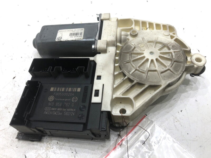 MOTOR ZDVIHANIA OKNÁ PRAVÝ PREDNÝ VW PASSAT B6 (3C2) 2005 - 2010 1K0959792G