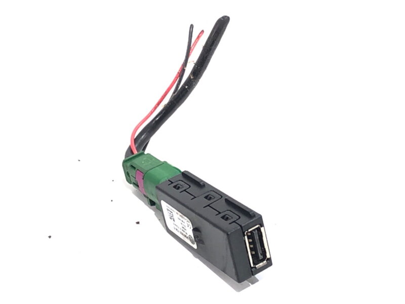 ZÁSUVKA / ULOŽENIE USB SKODA OCTAVIA III COMBI (5E5, 5E6) 2012 - 2022 5Q0035726E ZÁSUVKA / ULOŽENIE USB SKODA OCTAVIA III COMBI (5E5, 5E6) 2012 - 2022 5Q0035726E