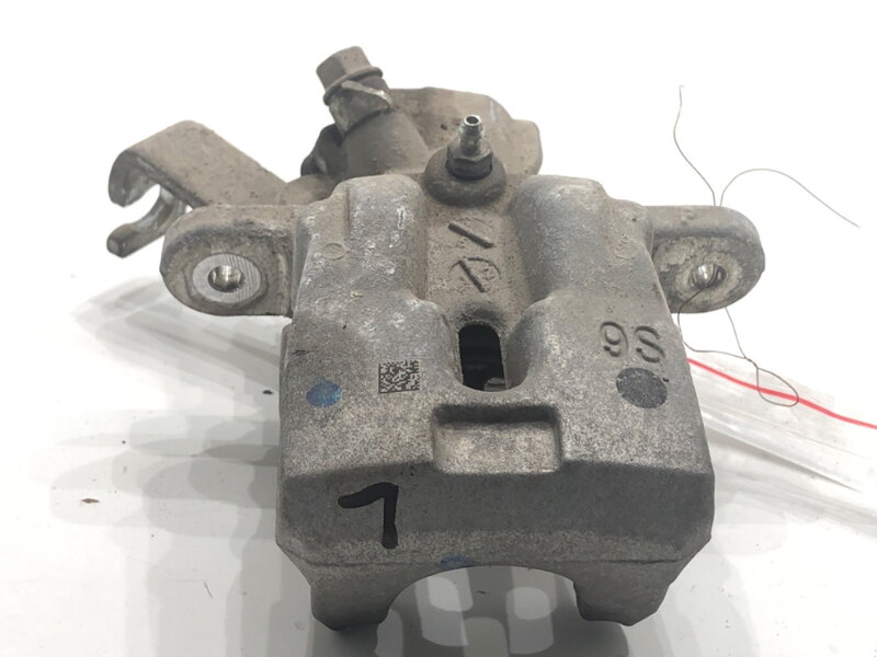 Brzdový strmeň ľavý zadný Suzuki SX4 S-cross (JY) 2013 - 2022