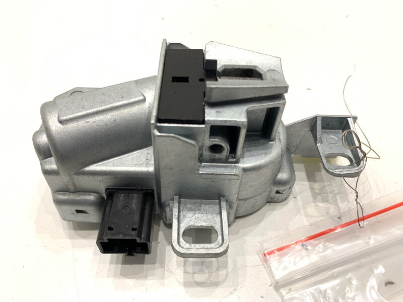 ZÁMOK VOLANTU VOLVO V50 (545) 2003 - 2012 31340733 ZÁMOK VOLANTU VOLVO V50 (545) 2003 - 2012 31340733