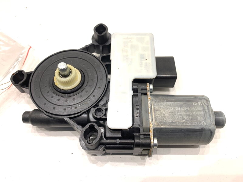 Motorček rolety kufra Audi A4 B9 Avant (8W5, 8WD) 2015 - 2025 8W9863560