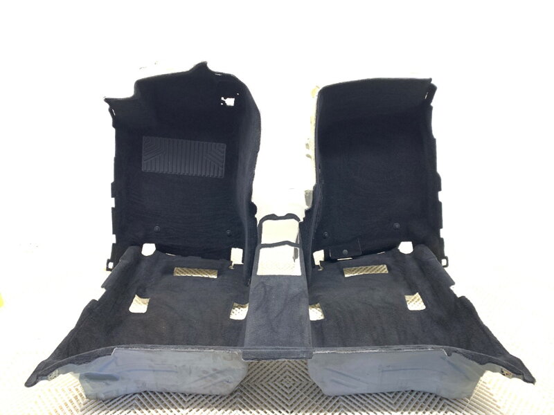 Koberec koberec Mercedes-benz CLS (C257) 2017 - 2022 A2136800340 A2136800100