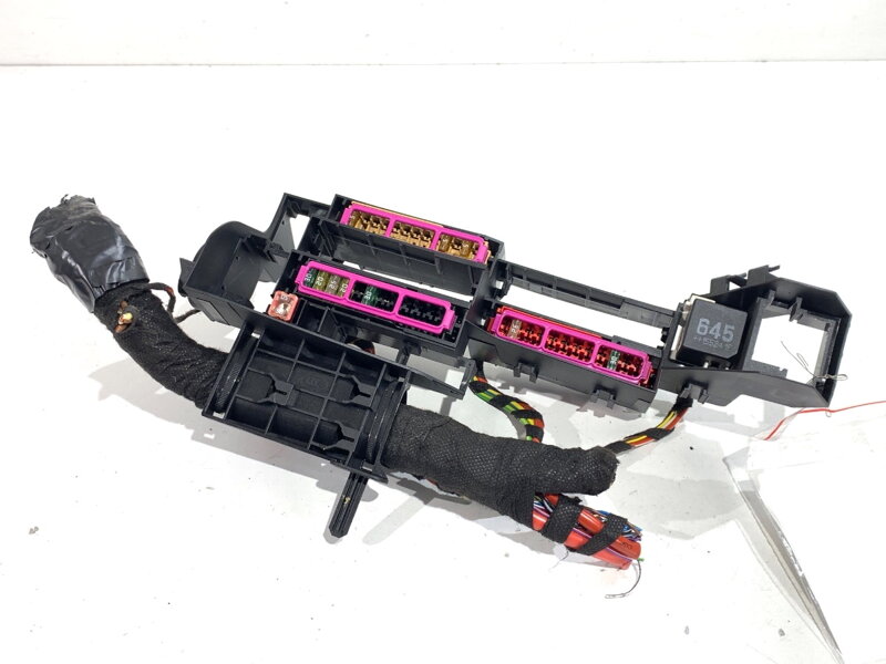Poistková skrinka Audi A4 B9 Avant (8W5, 8WD) 2015 - 2025 8W0971845AT