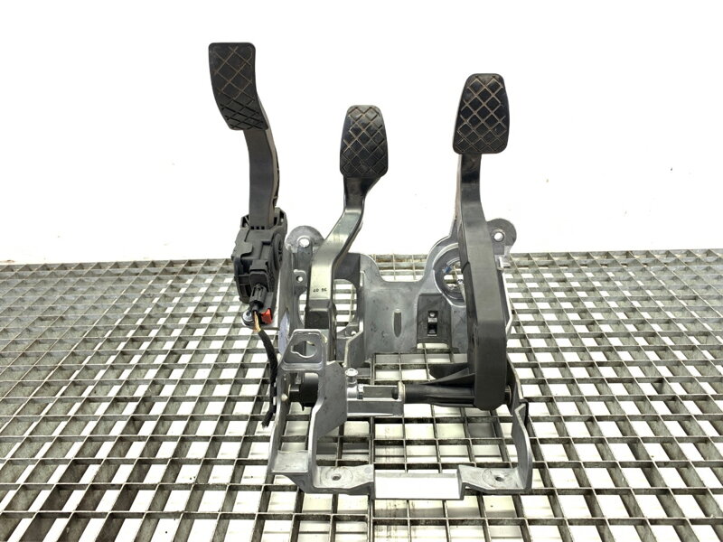 Pedále manuálna Audi A4 B8 (8K2) 2007 - 2015 8K1721117