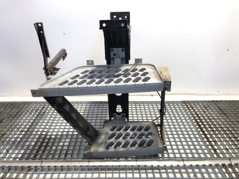 Schodík kabíny pravý Volvo FH II 2012 - 2022 82355197