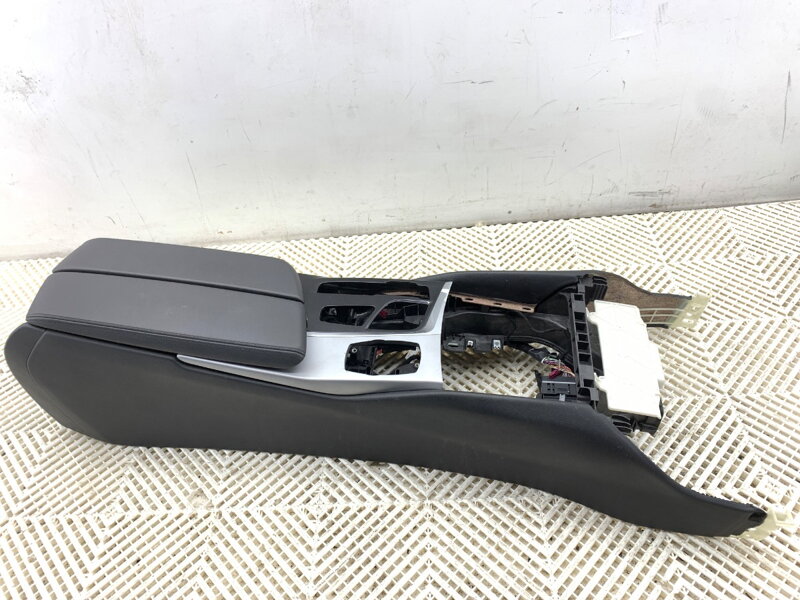 Tunel stredový BMW 5 (G30, F90) 2016 - 2022