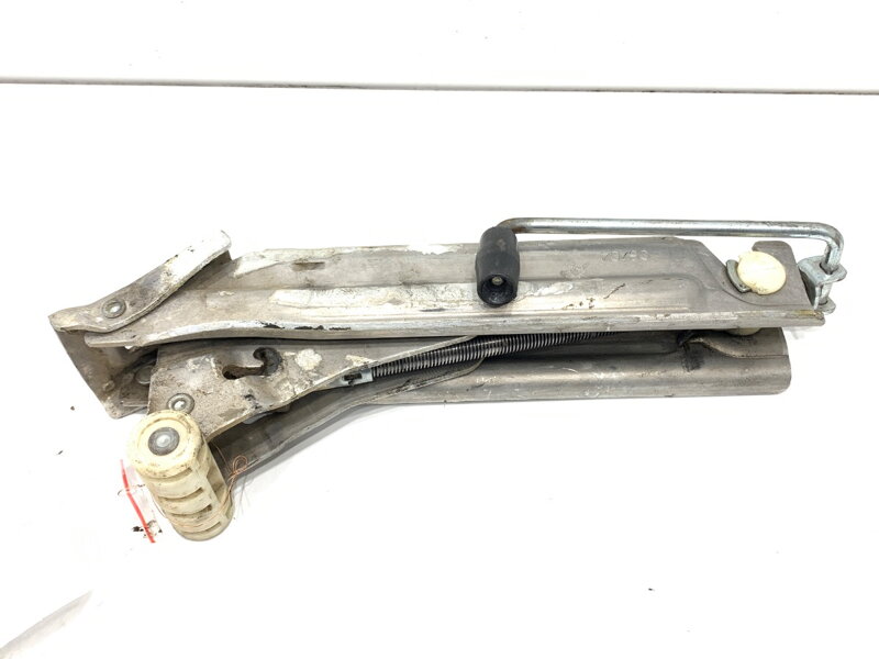 Páka / zdvihák zdvihák Audi A6 C6 (4F2) 2004 - 2011 4F0011031