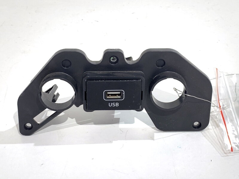 Zásuvka / uloženie USB Hyundai I30 Kombi (PDE) 2017 - 2022