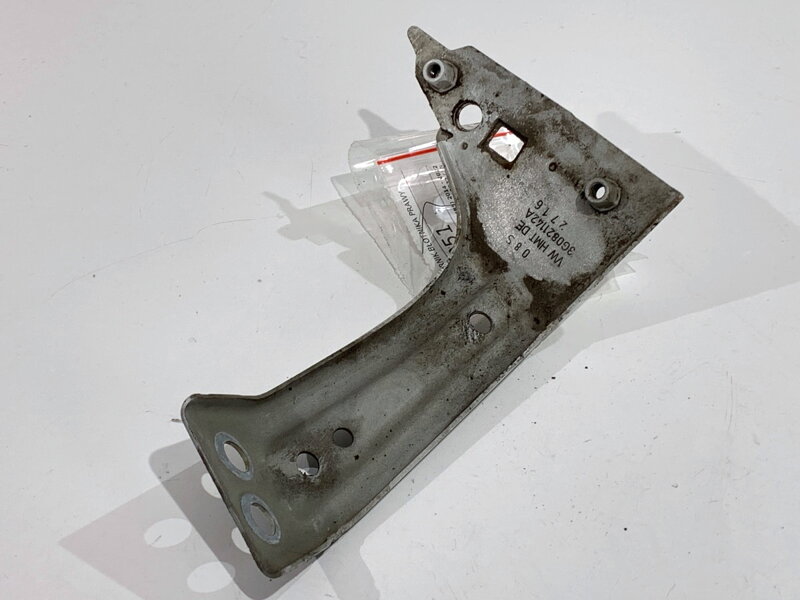 UCHYTENIE KONZOLA BLATNÍKA PRAVÉ VW PASSAT B8 VARIANT (3G5, CB5) 2014 - 2022 3G0821142A