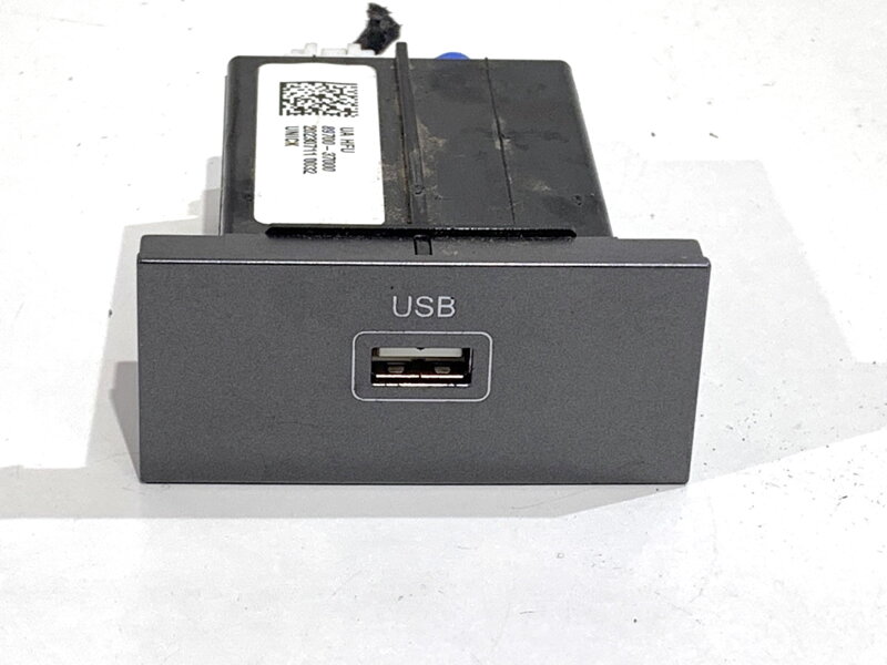 Zásuvka / uloženie USB Ssangyong Tivoli 2015 - 2022 89700-37000