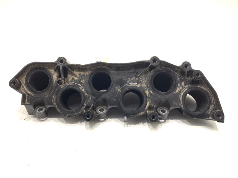 Základňa sacieho potrubia sacieho Audi Q8 (4MN) 2018 - 2022 059129765