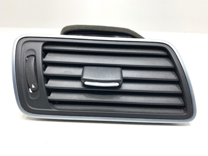 Mriežka ventilácie pravá predná VW Passat B7 Variant (365) 2010 - 2015 3AB819702A