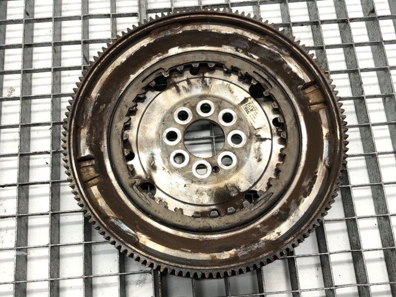 Koleso zotrvačníka VW Touran (5T1) 2015 - 2022 06K105266E